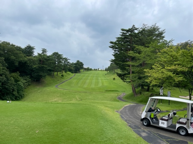 「ご夫妻でゴルフを楽しまれるのなら青梅GCは最適です」と前田さん　写真提供:加賀屋ゴルフ