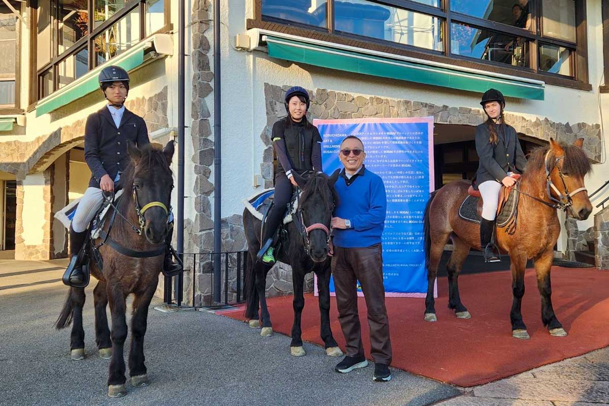 “乗馬のまち”小淵沢にちなんで馬上で称えられる優勝の横山珠々奈　写真：清流舎