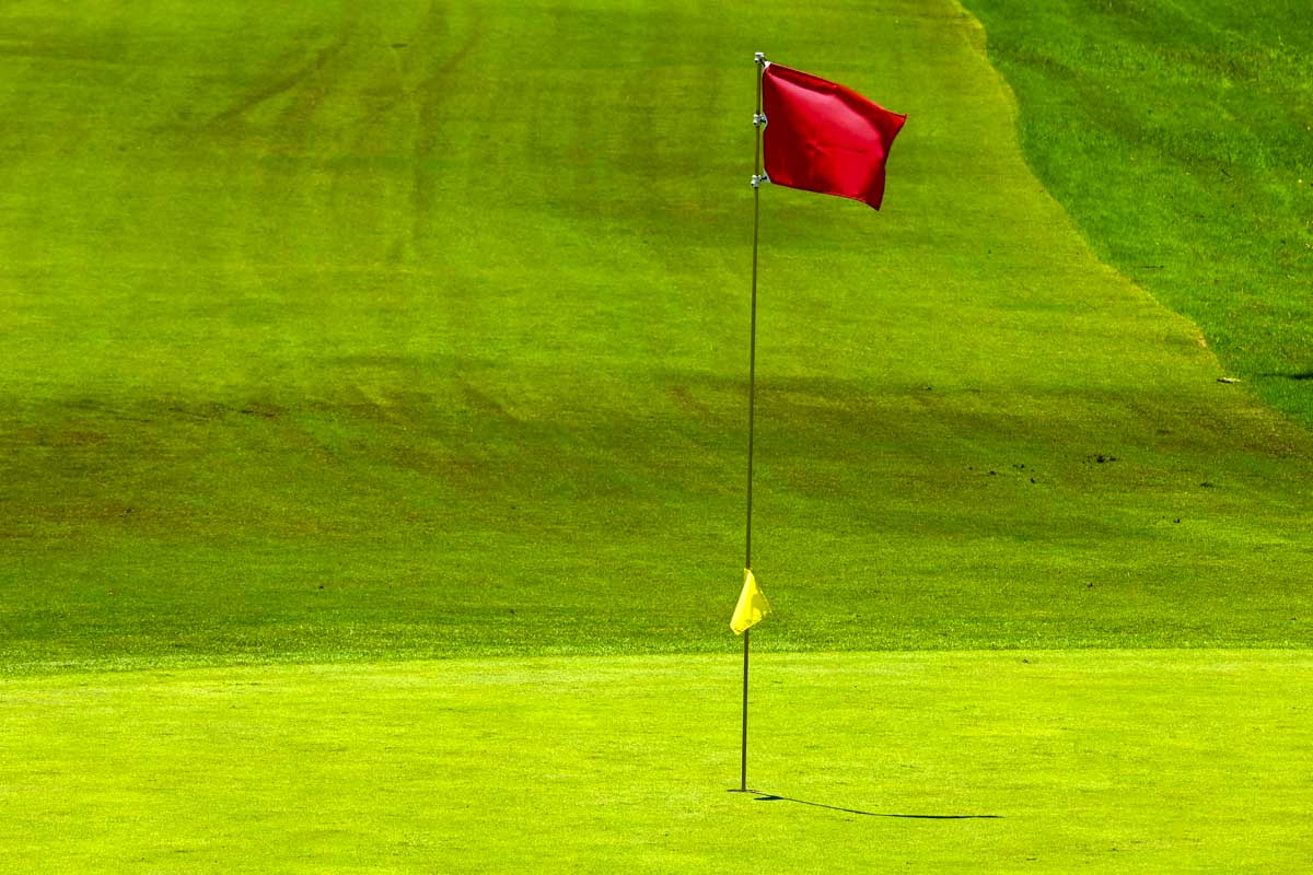 ホールごとに旗の色が違うゴルフ場があるの気づいてた？ “ゴルフの聖地”も2色を使い分けている!?