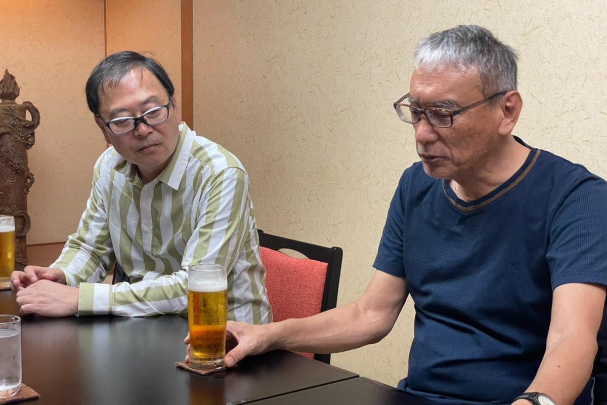 生前のかざま氏について語る福本伸行氏（右）と木村和久氏