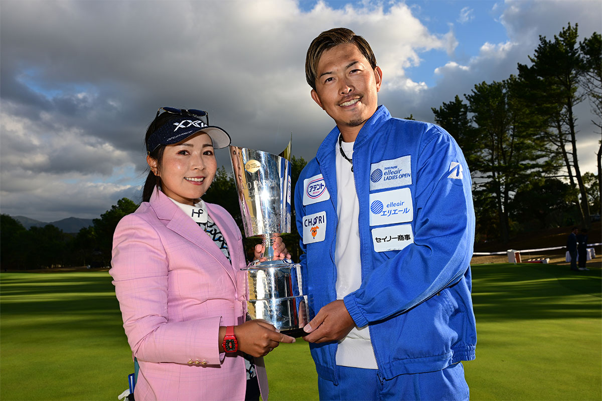 今シーズン2勝目を飾った青木瀬令奈とキャディーを務めた大西翔太コーチ　写真：Getty Images
