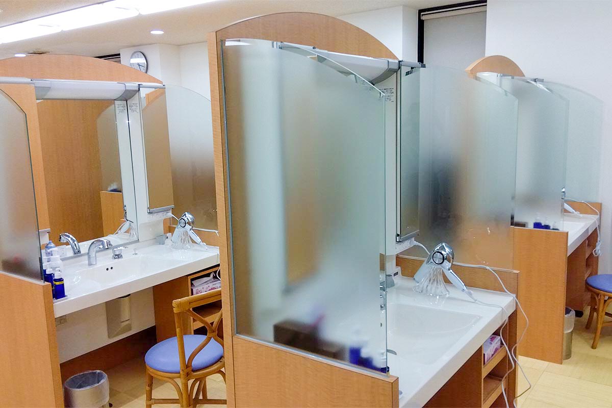 1人分ずつセパレートされ、“Refa”のドライヤーが完備された化粧ブース