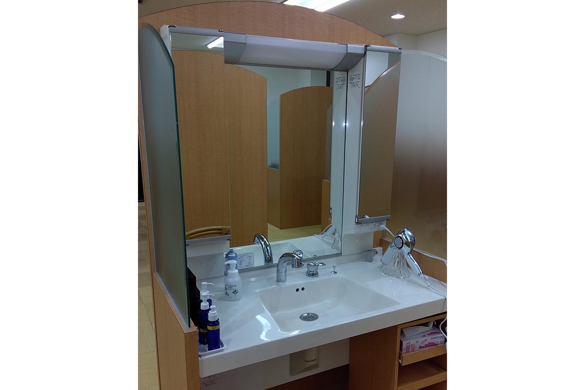 1人分ずつセパレートされ、“Refa”のドライヤーが完備された化粧ブース