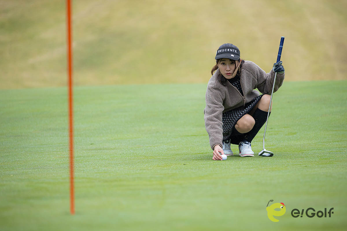 「SENSUS」は「打感や特に音が好き」という加藤拓江さん。「ヘッドが重いのでインパクトがブレずに、しっかりと転がってくれる」といった印象も受けたようだ　写真：落合隆仁