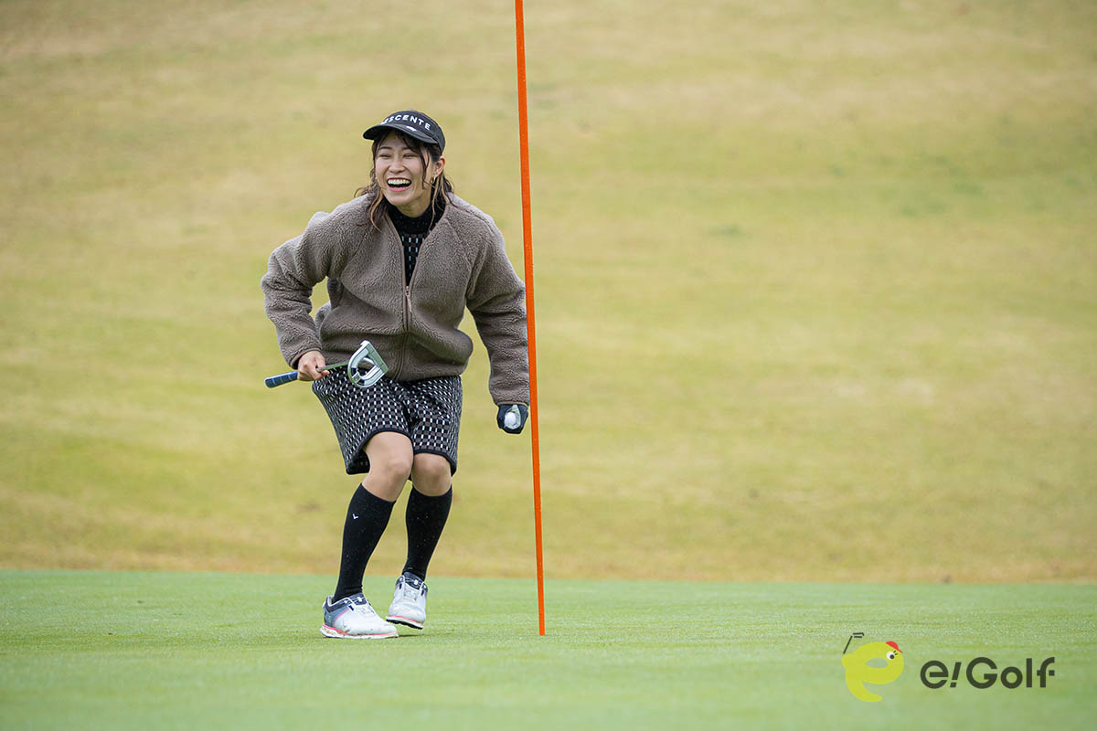 「SENSUS」は「打感や特に音が好き」という加藤拓江さん。「ヘッドが重いのでインパクトがブレずに、しっかりと転がってくれる」といった印象も受けたようだ　写真：落合隆仁