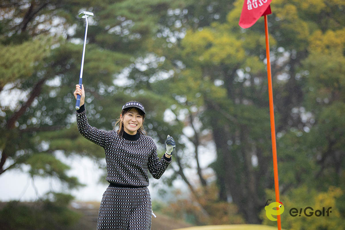 「SENSUS」は「打感や特に音が好き」という加藤拓江さん。「ヘッドが重いのでインパクトがブレずに、しっかりと転がってくれる」といった印象も受けたようだ　写真：落合隆仁