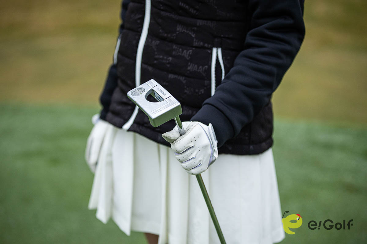 ヤマハ レディースパター「SENSUS」を試打してもらった女性ゴルファーの桑田京香さん　写真：落合隆仁