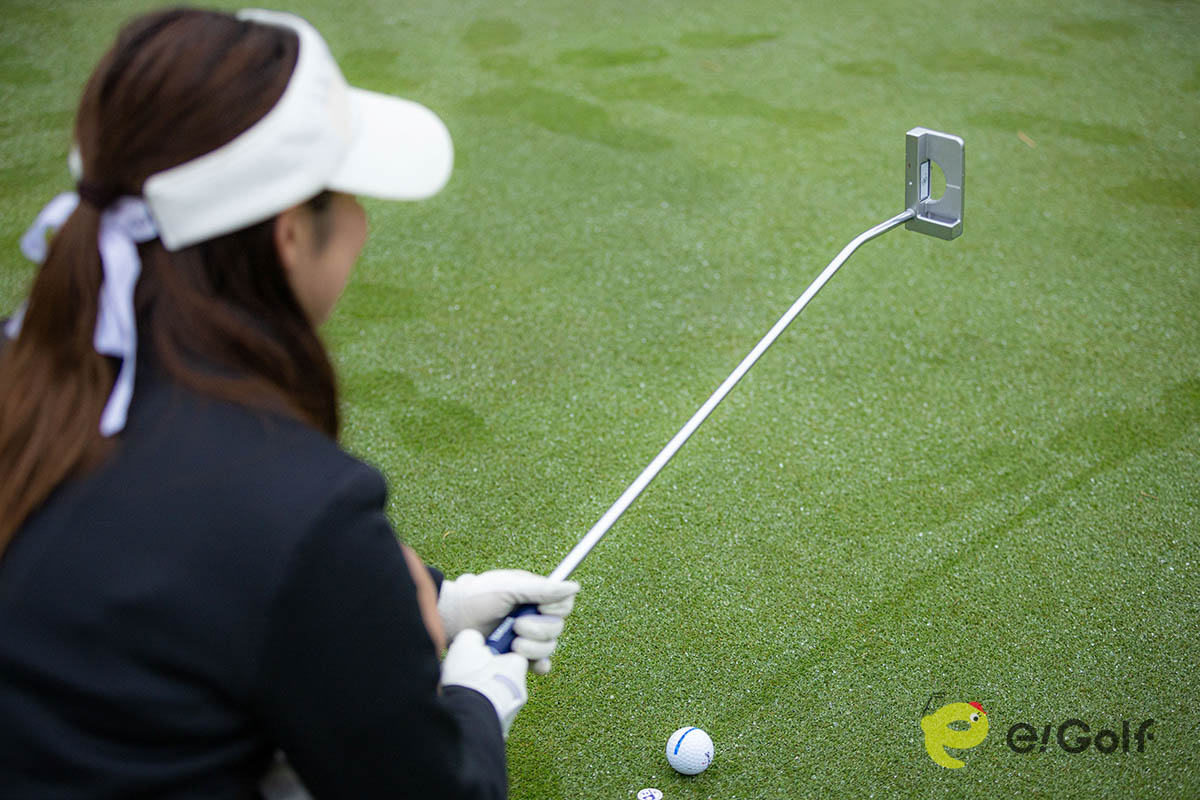 ヤマハ レディースパター「SENSUS」を試打してもらった女性ゴルファーの桑田京香さん　写真：落合隆仁