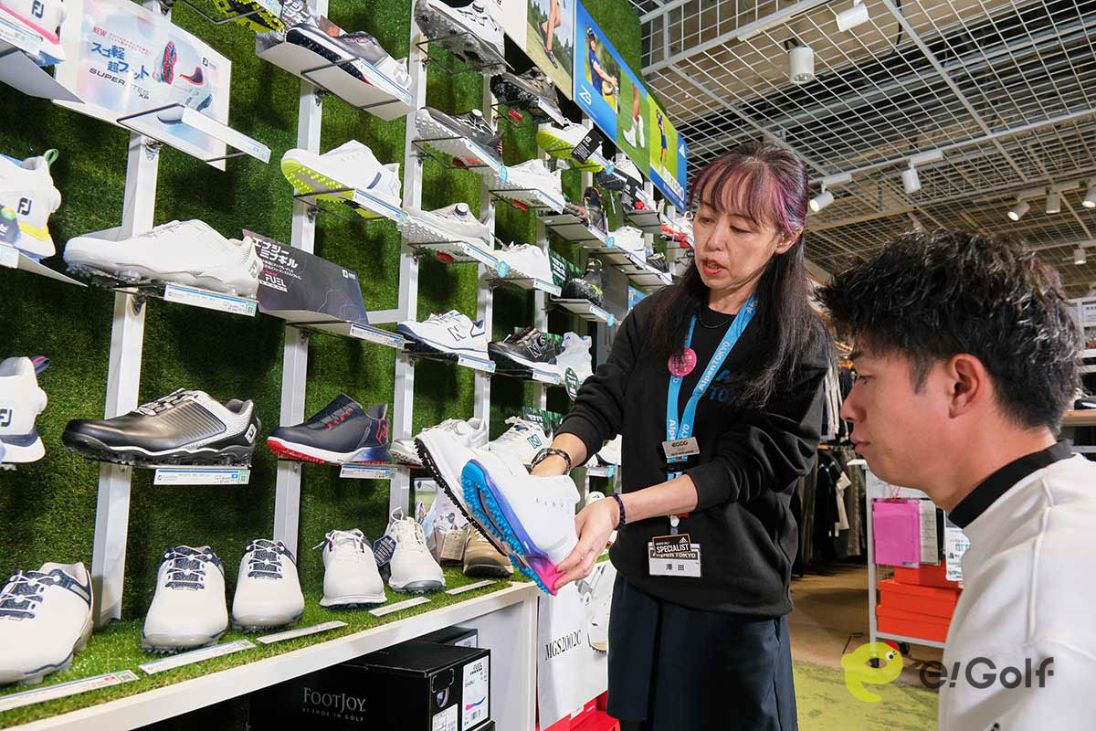 専任フィッターが足型に合うモデルを探しながら、それぞれの特徴を教えてくれる