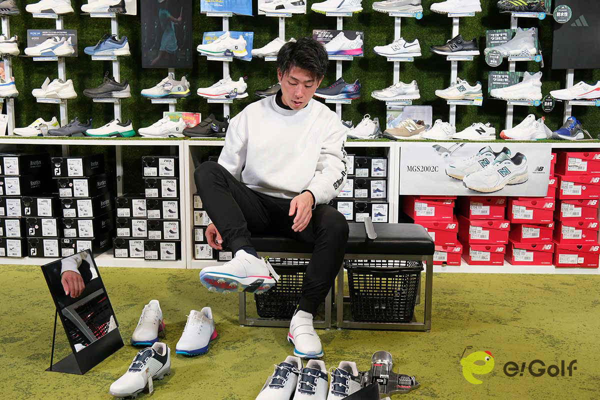 フットジョイ フィッティングエキスパートの澤田さんとのもと「シューズフィッティング」を体験するルイゴルフさん
