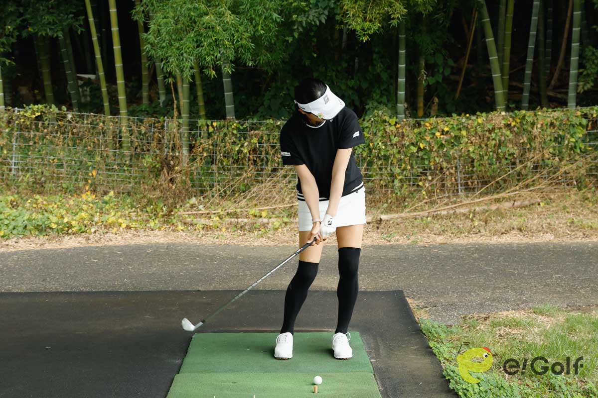 ショートアイアンでハーフスイング。腰の高さで一時停止してボールを打ってみよう。手打ちする人は、足踏みを意識するとスムーズに振りやすくなる