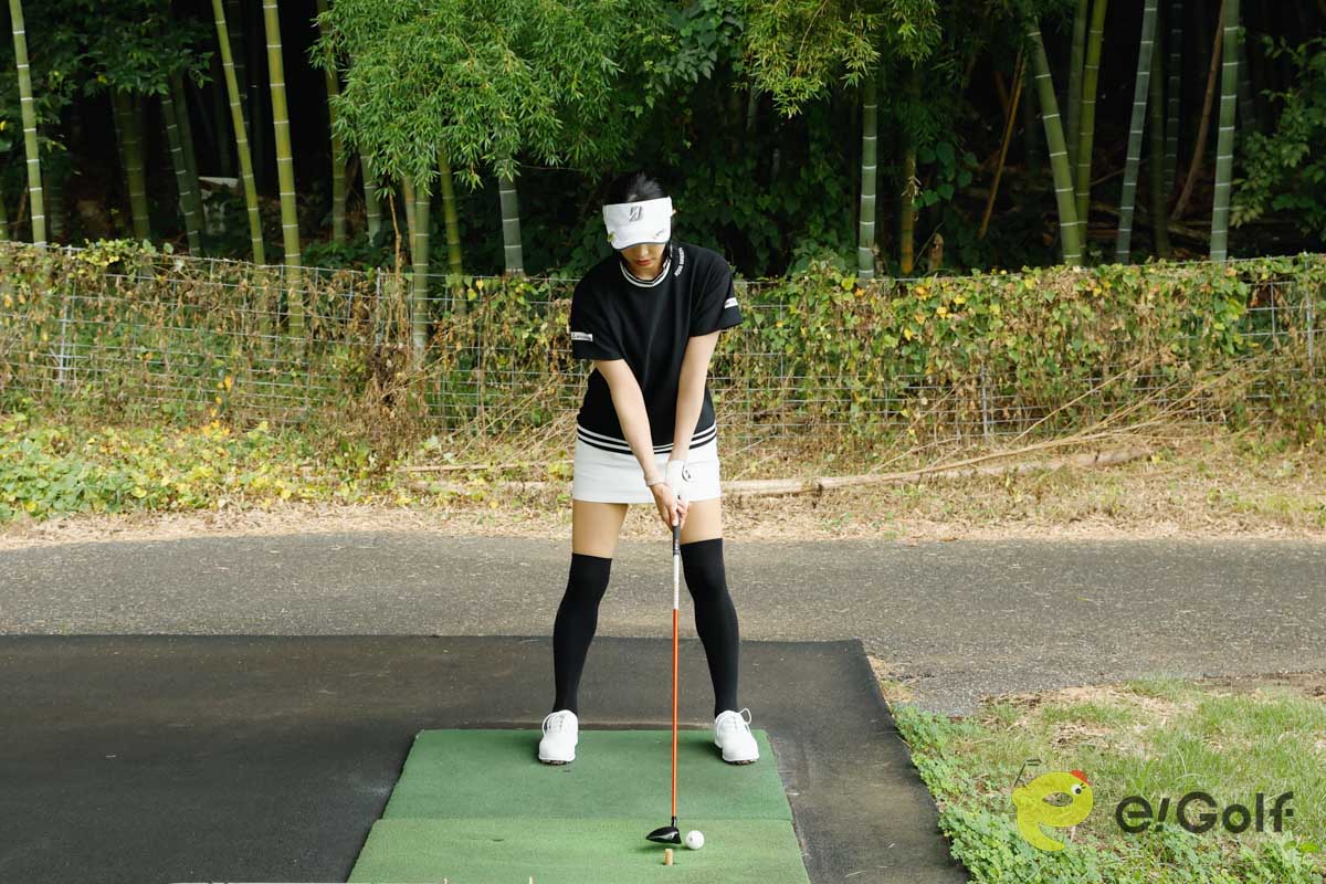 フェアウェイウッドはコンパクトなトップを心がける。お腹に力を入れ、一定のリズムでスイングすると前傾姿勢をキープしやすい