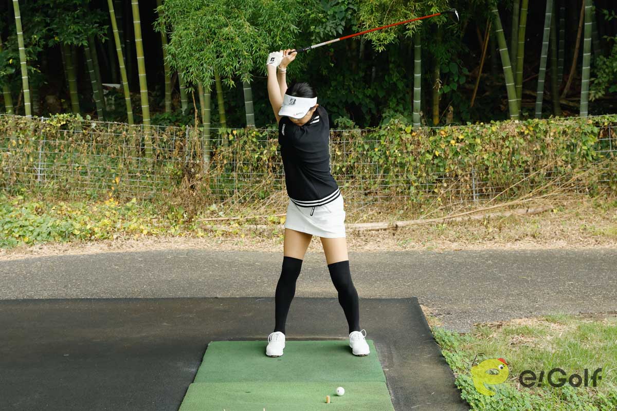 フェアウェイウッドはコンパクトなトップを心がける。お腹に力を入れ、一定のリズムでスイングすると前傾姿勢をキープしやすい