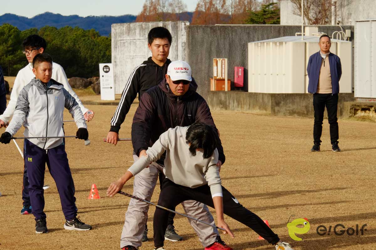 松山英樹のトレーナー、飯田光輝氏の指導の下、トレーニングに励むジュニアたち