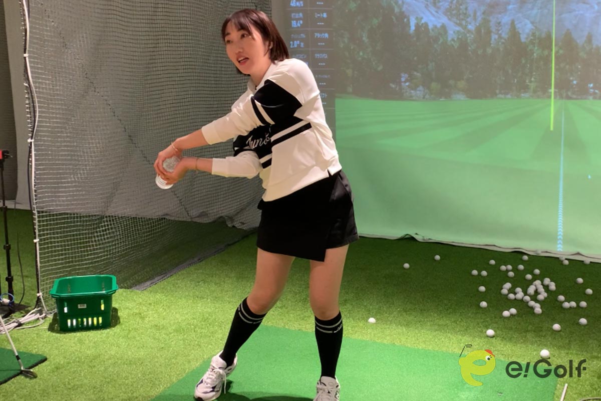 「手でタメを作ろうとすると、皆さんジャバジャバと音がしちゃう。手を使うとかえってクラブが寝て、ペットボトルのキャップ側が下がるからどんどん音が大きくなります。これはダメ！」