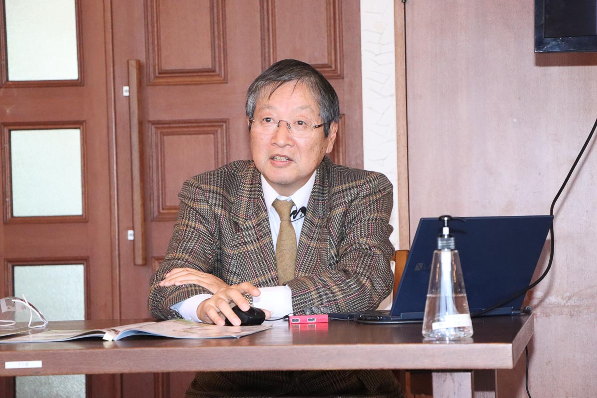 口腔健康セミナーと噛むチカラ測定を実施した武田教授