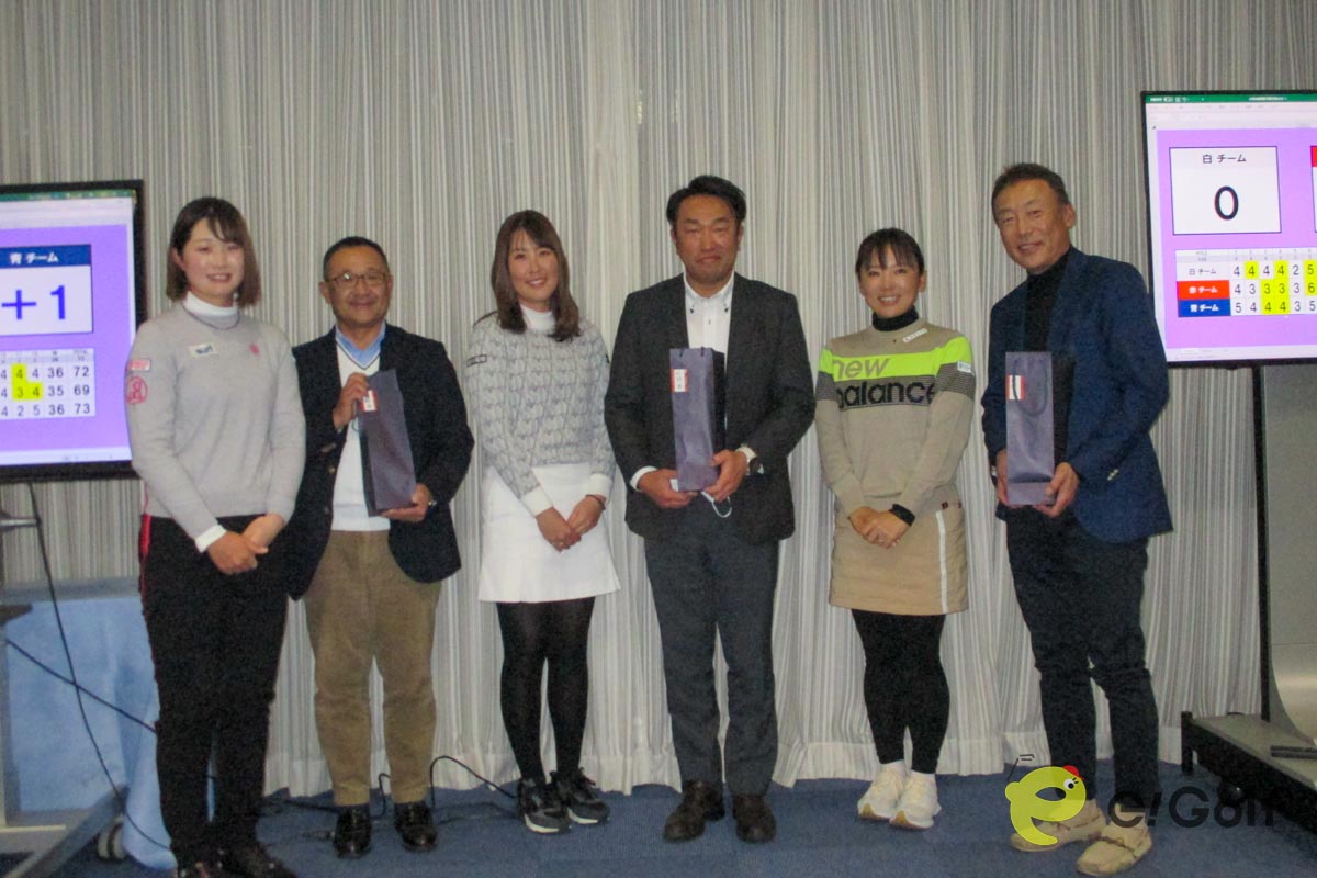 表彰式でのヤマハ契約プロと参加アマチュア