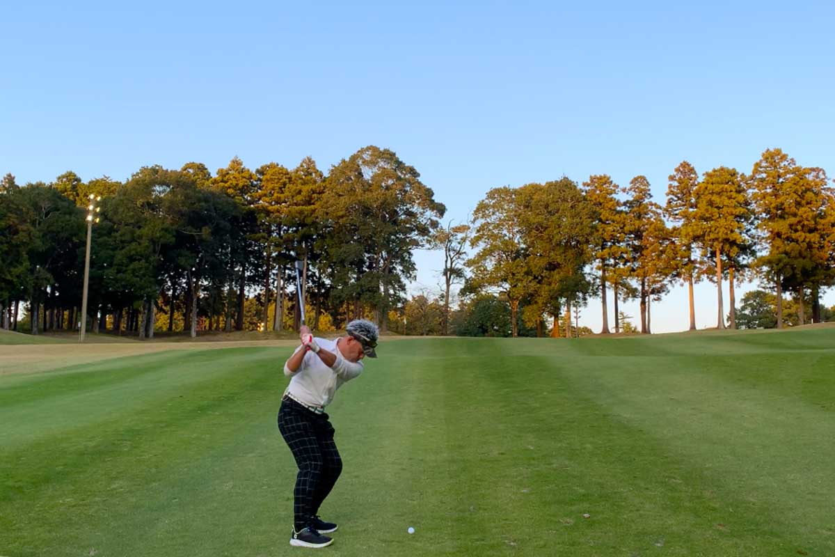 ウェッジでのコントロールショットは、測った距離と自分の振り幅を信じ「勇気」を持って臨んだ方がミスしても納得できる