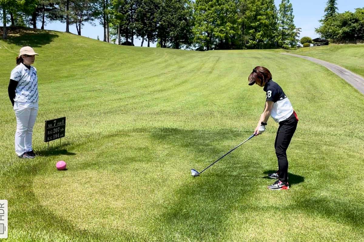 ショットをしようとしているゴルファーの邪魔にならない理想的な立ち位置はここ