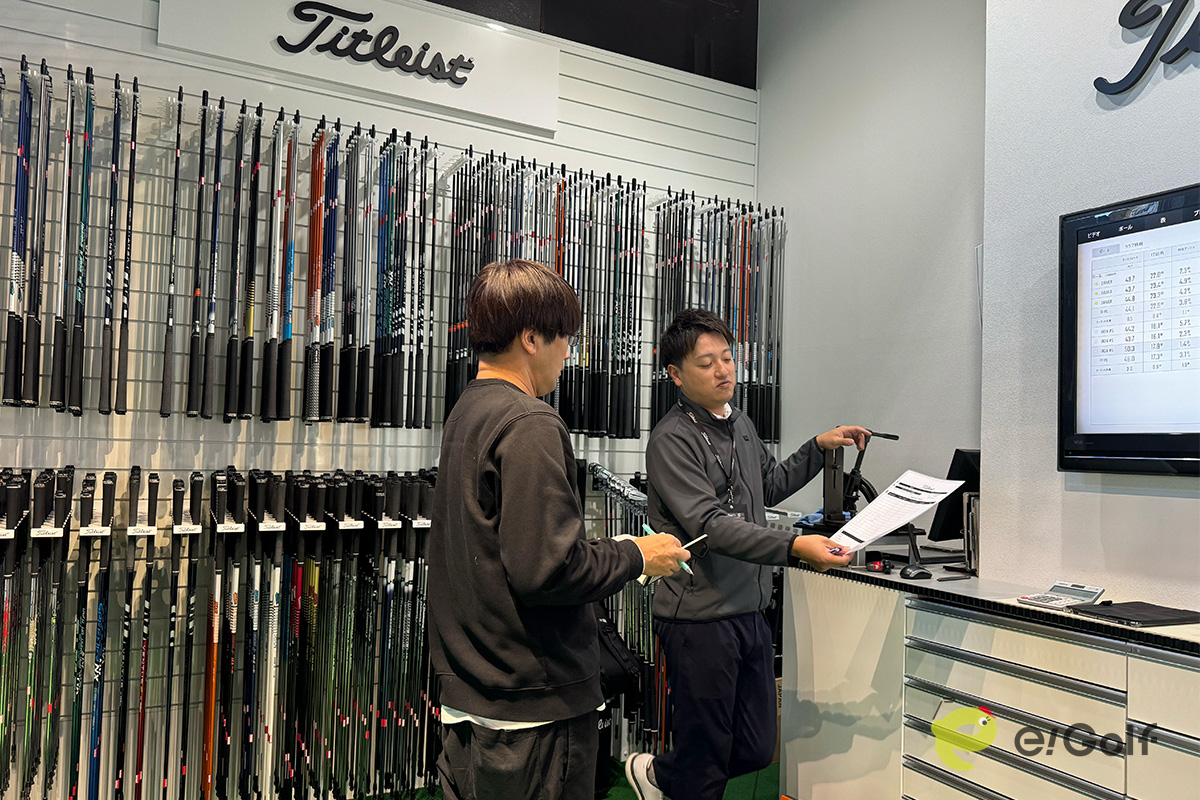 タイトリストのフェアウェイウッドとユーティリティーフィッティングの様子