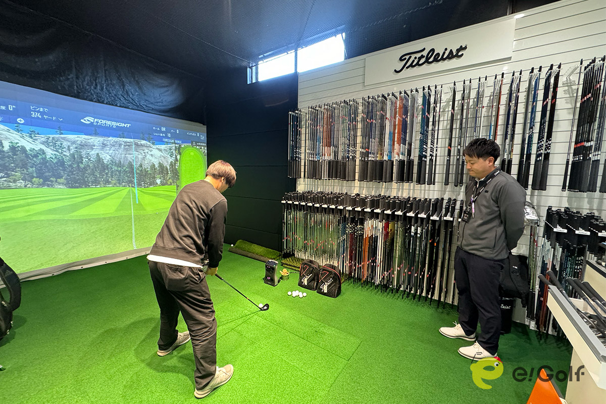 タイトリストのフェアウェイウッドとユーティリティーフィッティングの様子