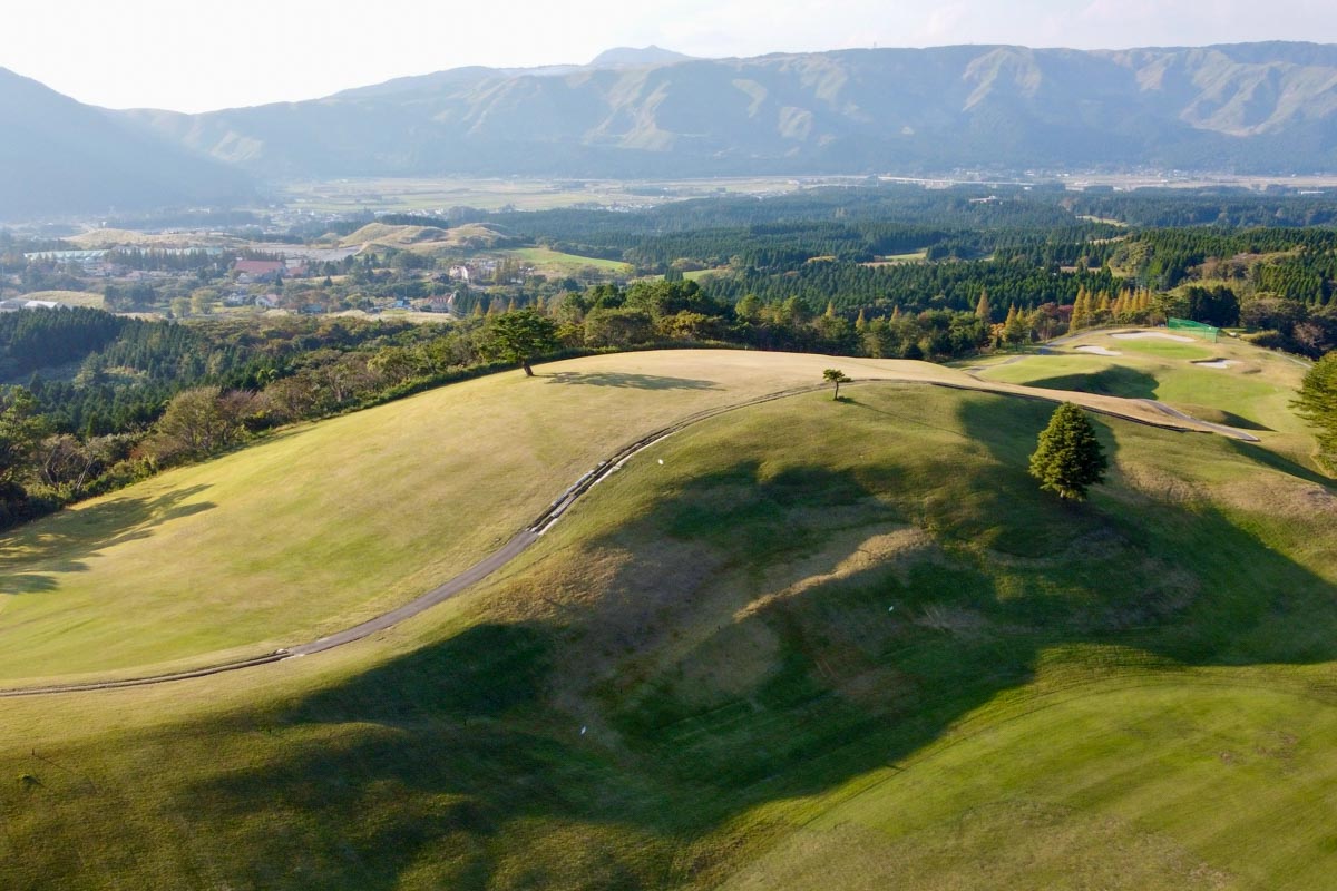 5番ホール側より、馬の背と阿蘇外輪山のドローン映像　写真：中村祐治