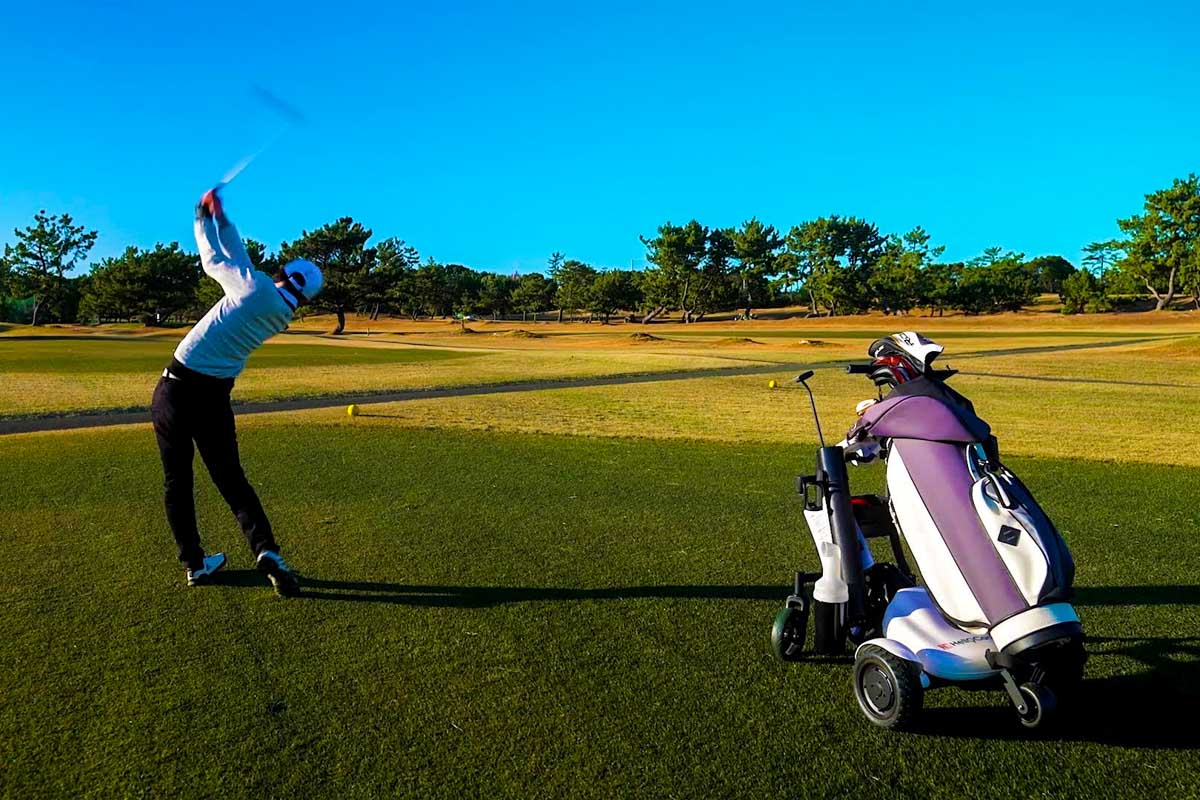 株式会社アルメックス（USEN-NEXT GROUP）が販売を開始した、ゴルフ場自動追従型パーソナルキャディロボット「Hello Caddy（ハローキャディ）」