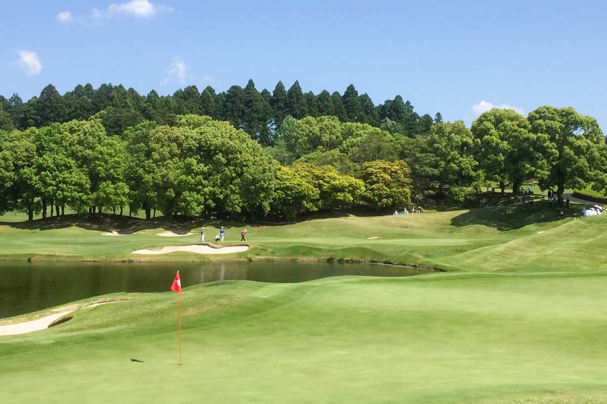 手前9番グリーンと奥18番グリーンの景色　写真：ゴルフ場提供