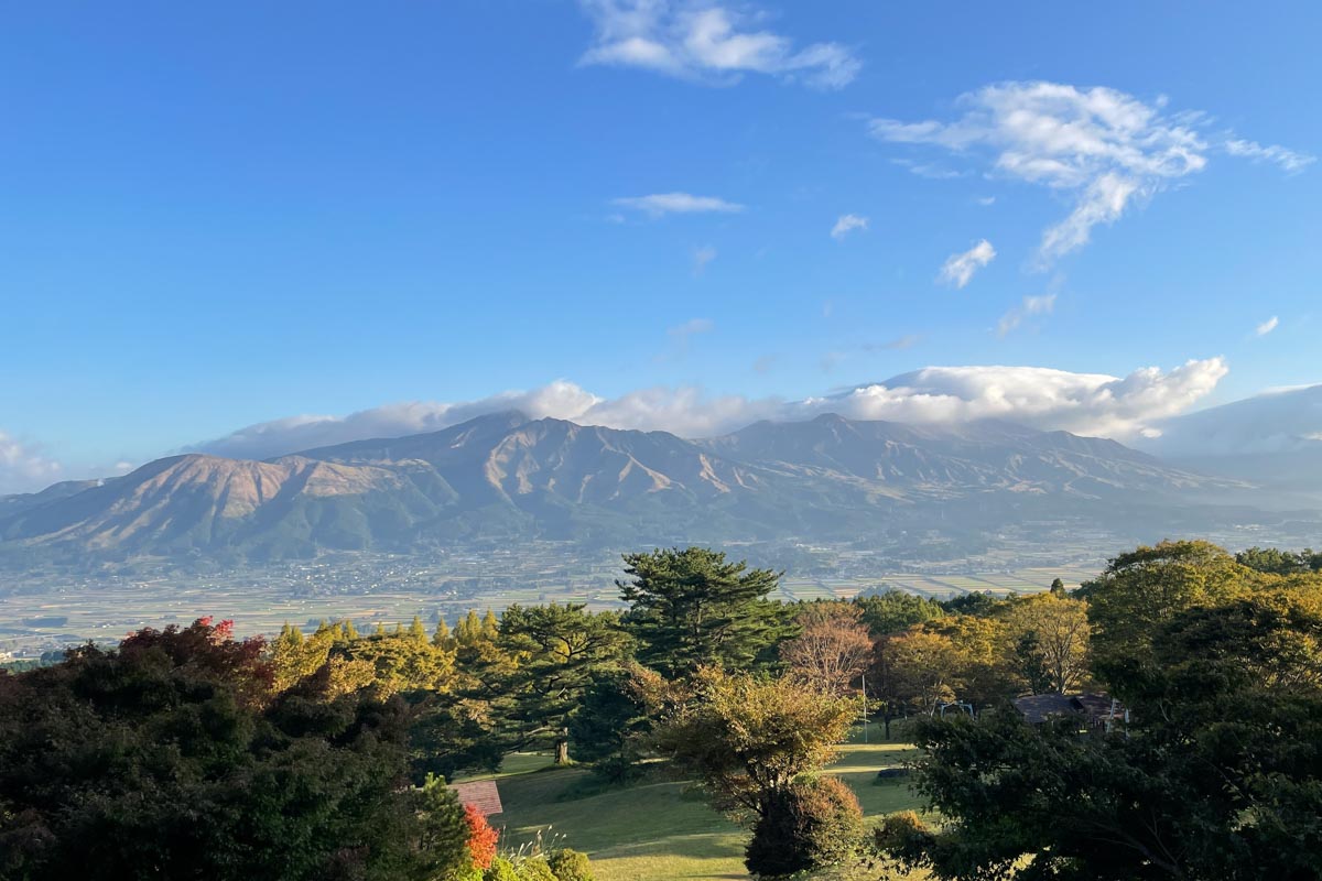阿蘇山中岳の巨大な山塊　写真：中村祐治