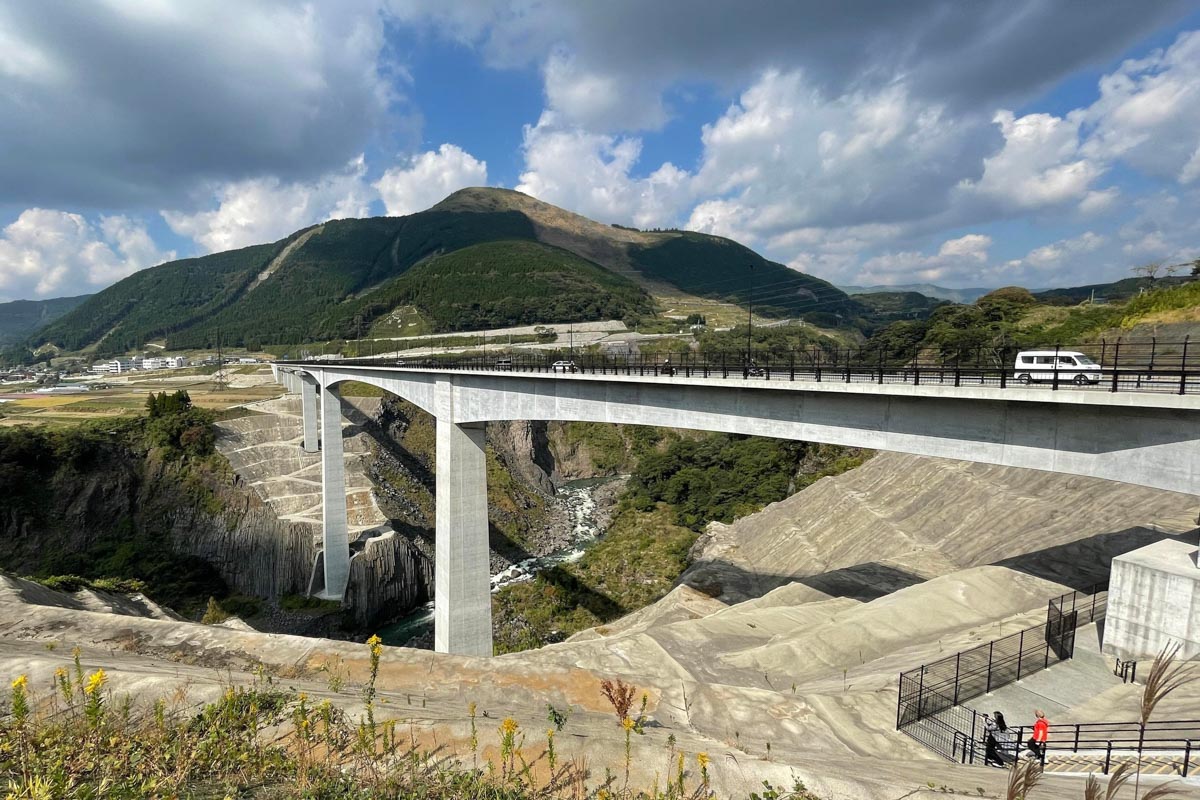 震災により崩落した阿蘇大橋に代わり、新たに架けられた新阿蘇大橋　写真：中村祐治