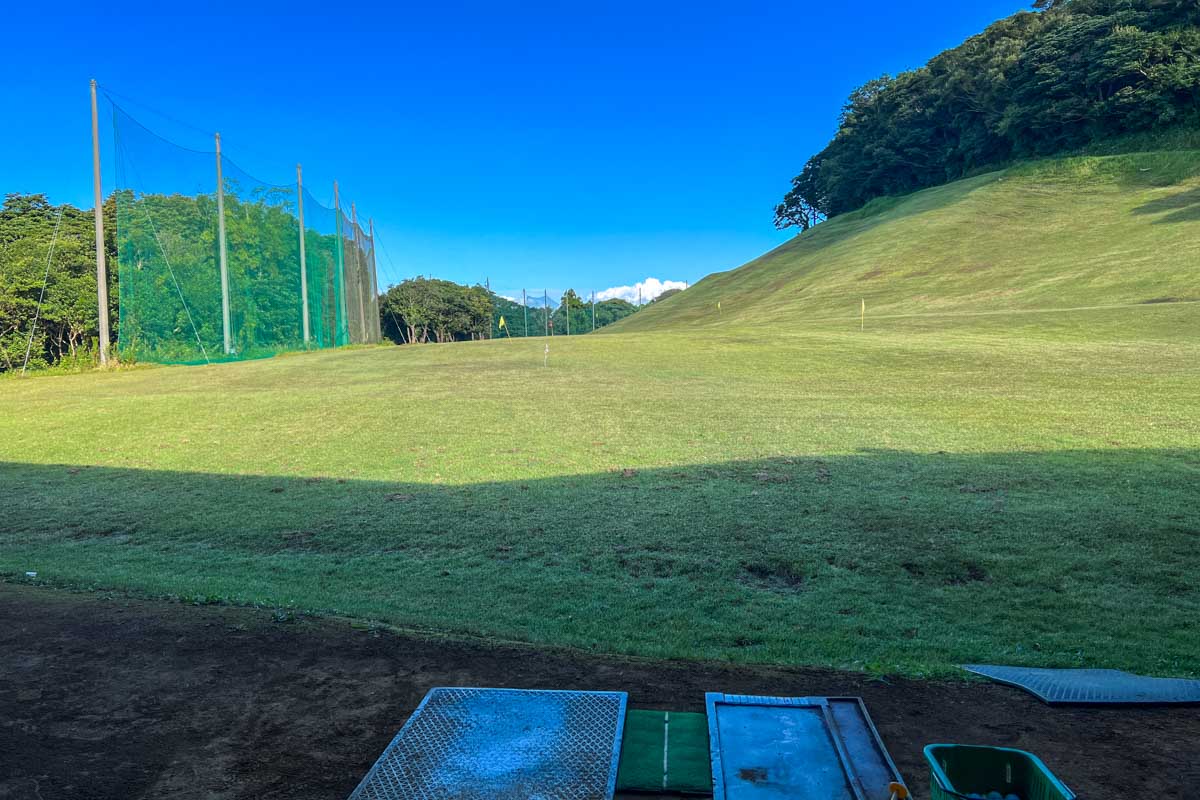 ゴルフ場の練習場は、コース利用者じゃなくても利用可能。島内で唯一の練習場です