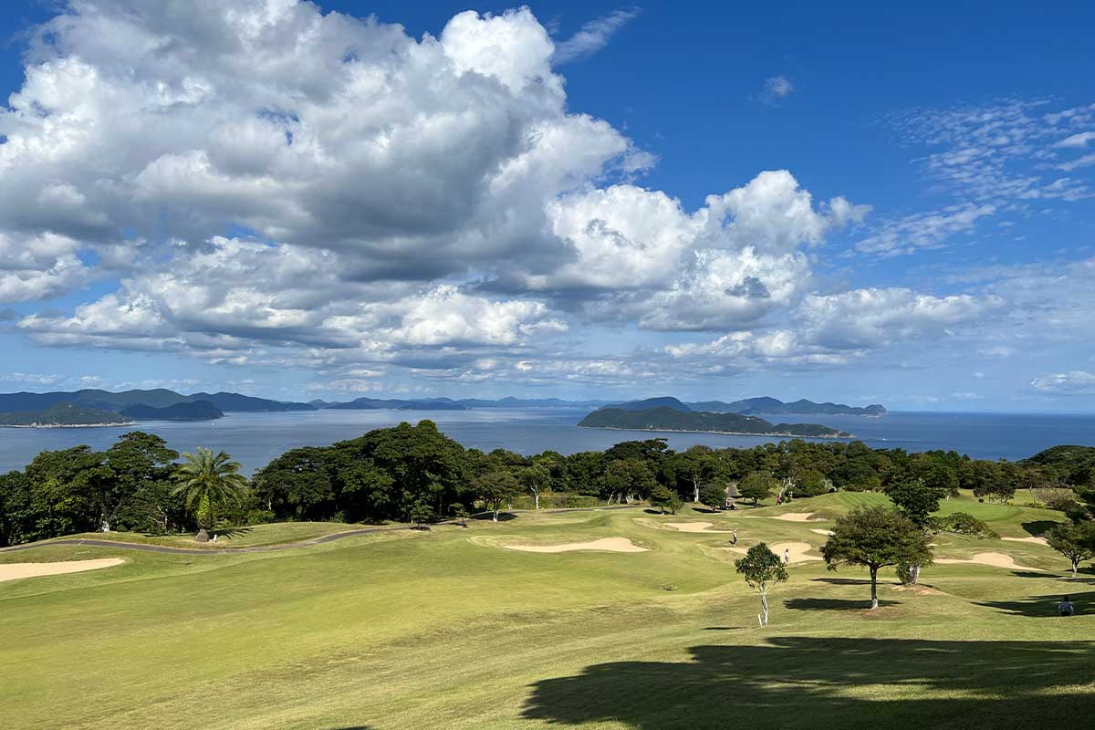 景色がいいだけでなく、実は戦略性もあるコース。芝のメンテナンスも良好です
