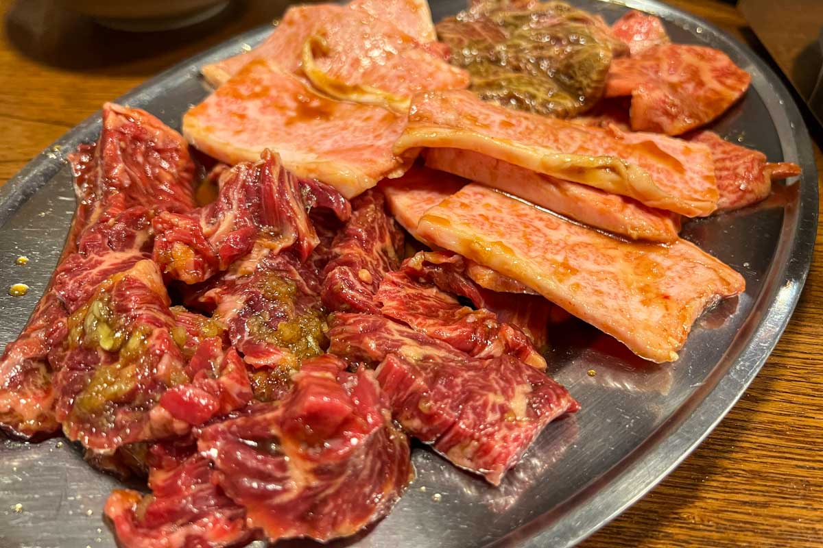 肉質から考えると、かなりリーズナブルなお値段で食せます