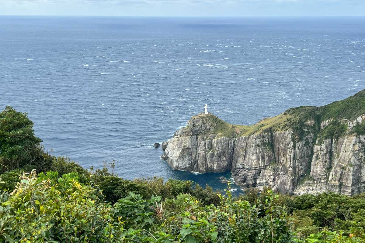 山の高台から大瀬崎灯台を望む。ここまでは観光バスでも連れて行ってくれます