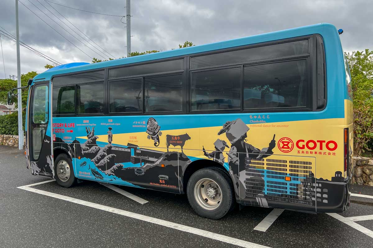 ガイドさん付きで島内を巡ってくれる観光バス