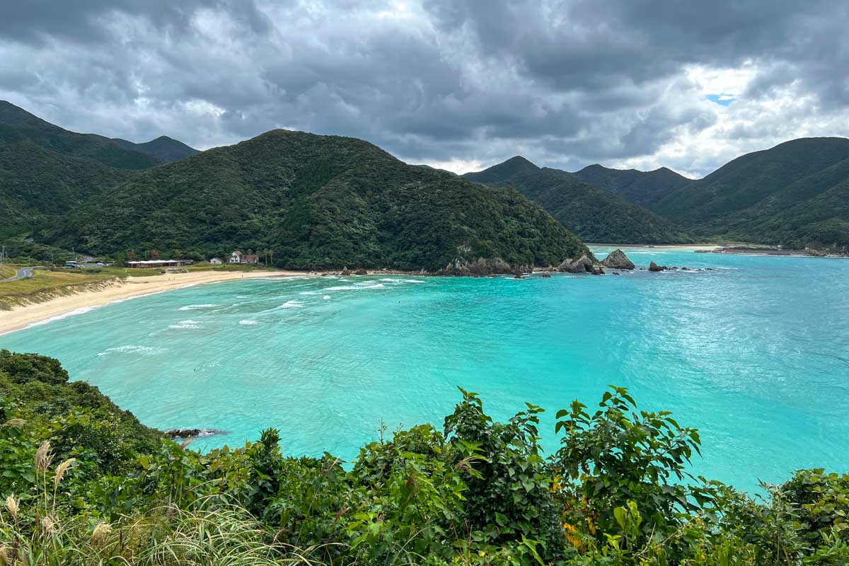 白砂とエメラルドグリーンの海の対比が美しい「高浜海水浴場」。訪れた日は、残念ながら曇り空でした