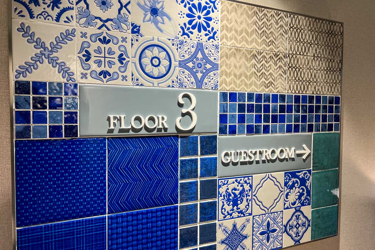 島内では新しいホテルなので、館内はとてもキレイ。館内案内もオシャレです