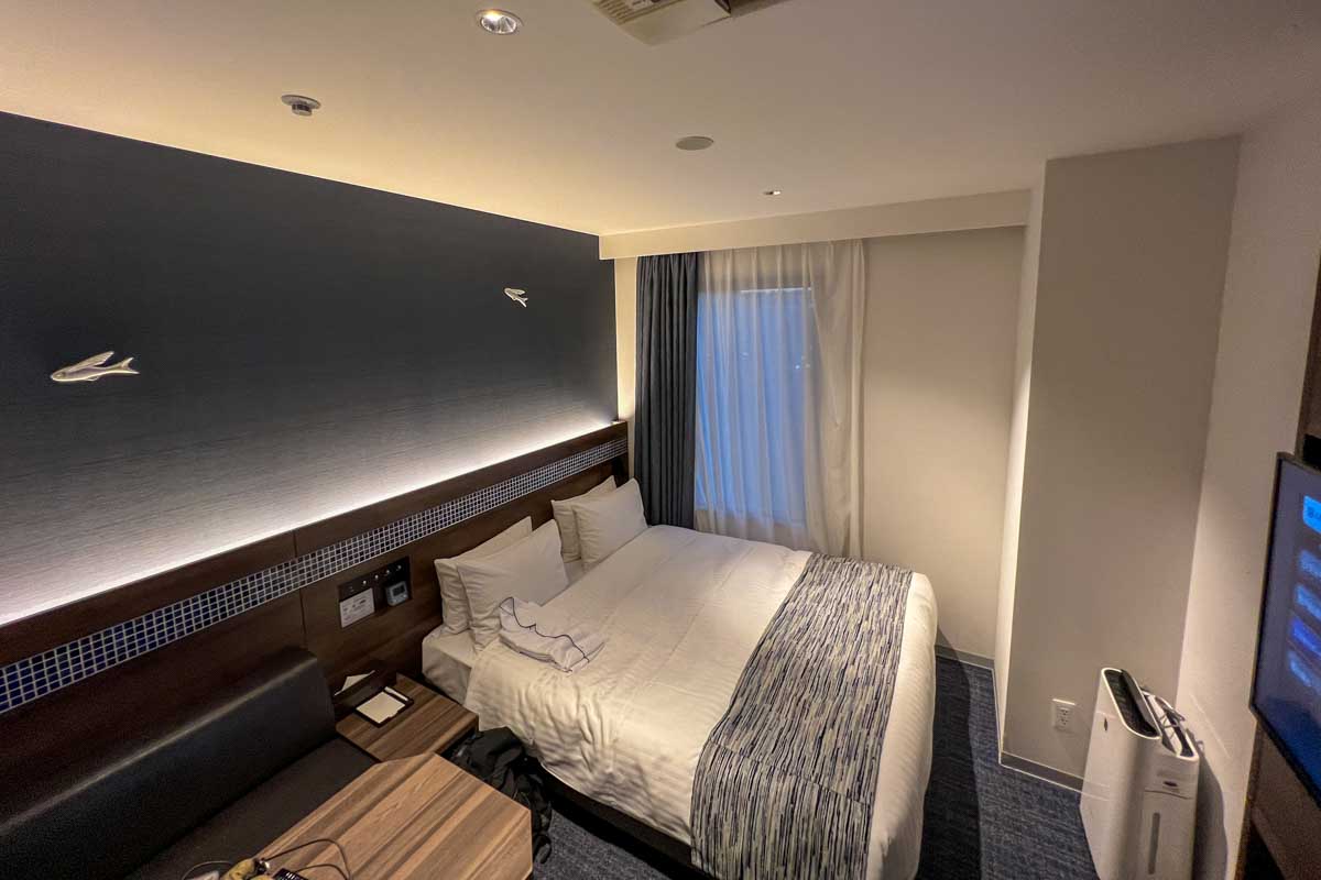 客室は清潔感があってモダンな作り。枕元の壁にはお魚のオブジェが泳いでいます