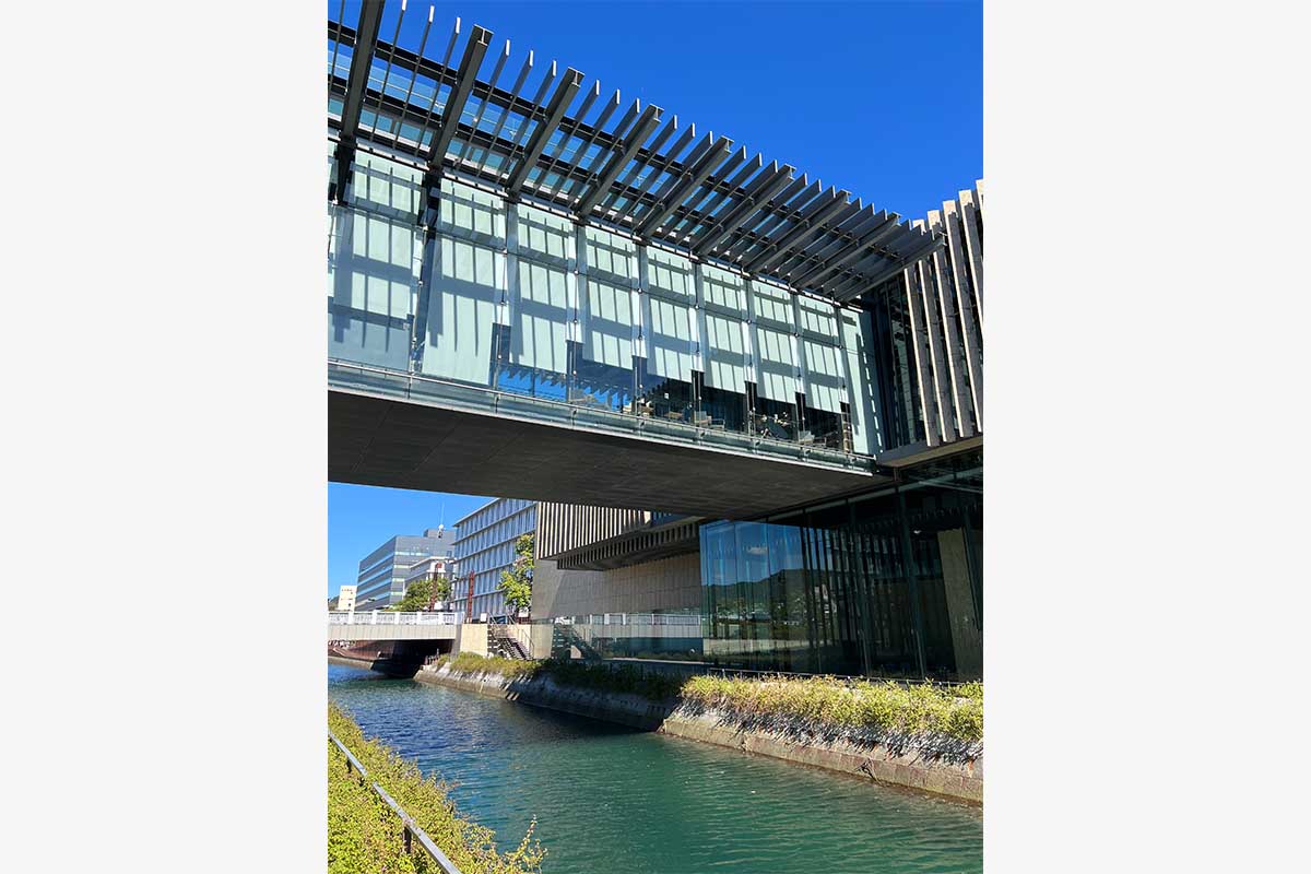 運河をまたぐ橋でつながっている2棟からなる建築。屋上でも2棟がつながっています