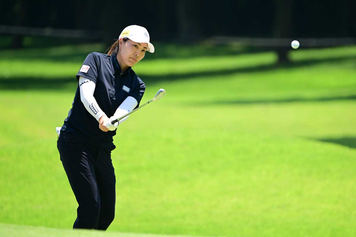 前半戦は左打ちでアプローチをする服部真夕に注目（写真は22年資生堂レディース）　写真:Getty Images