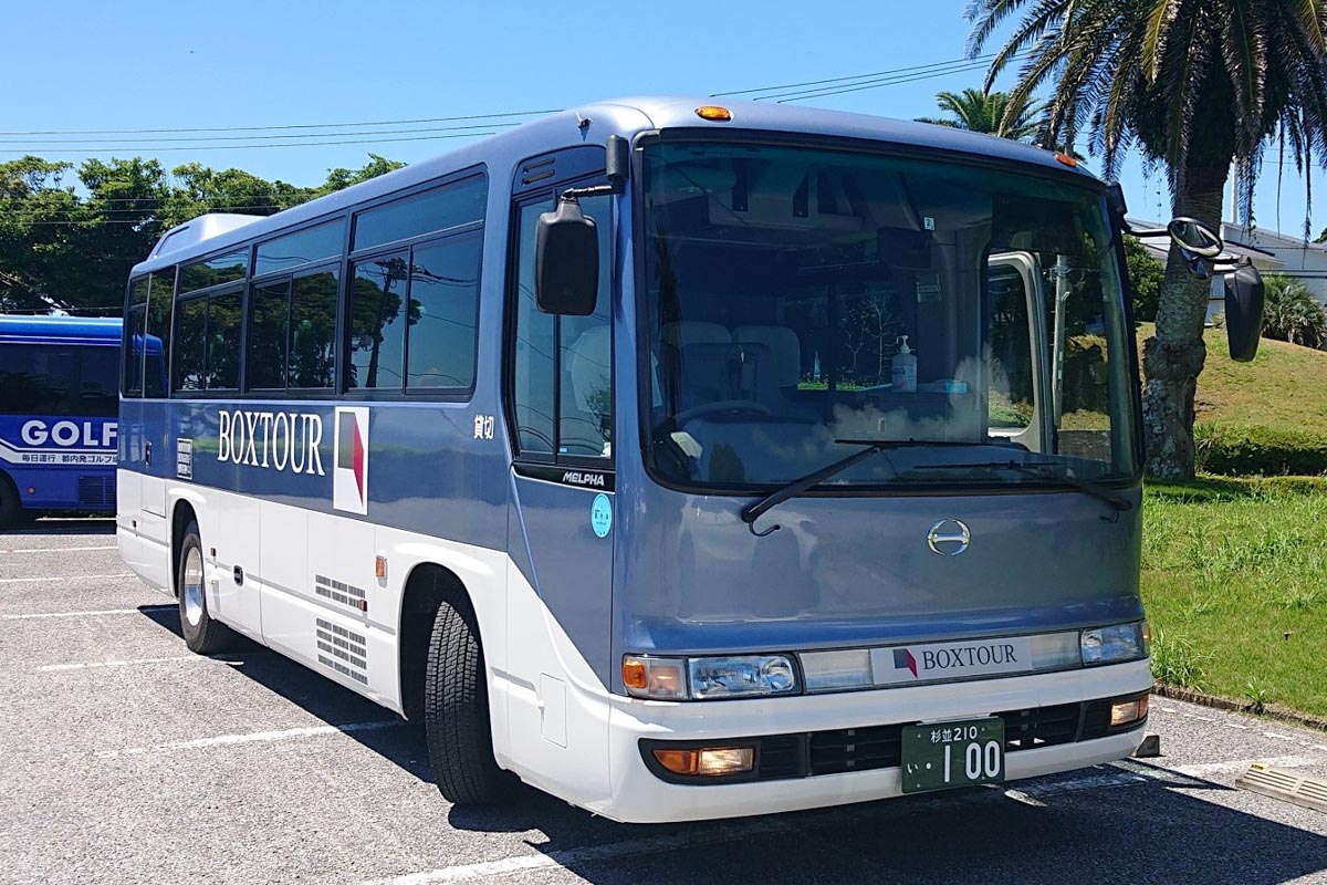 ボックスツアー主催の「GOLFPAQ」で使用しているバス　写真：ボックスツアー提供