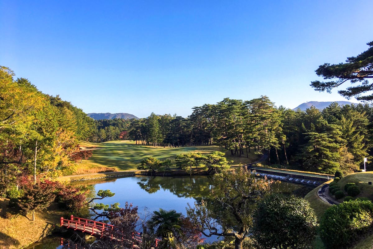 鏡面のように景色を映す鳴尾ゴルフ倶楽部のスターティングホールは日本風情を感じさせる　写真：林郁夫
