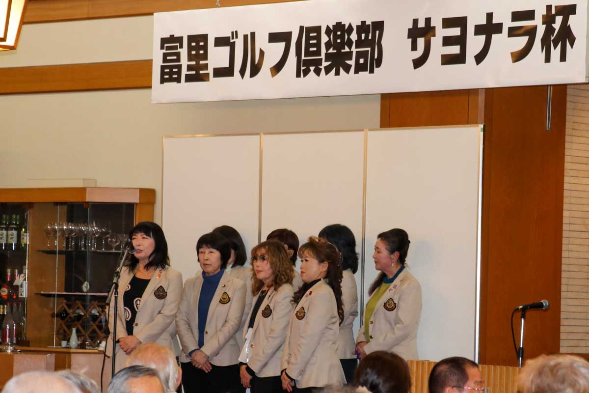 強豪の女子研修会のメンバーも登壇（左端が会長の篠塚美幸さん）　写真：清流舎
