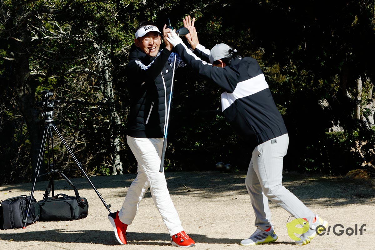 打った瞬間に手応えを感じたのか、「行け！」と叫んでいた風間さん　見事なワンオン達成に常住プロとハイタッチ　写真：田辺直喜