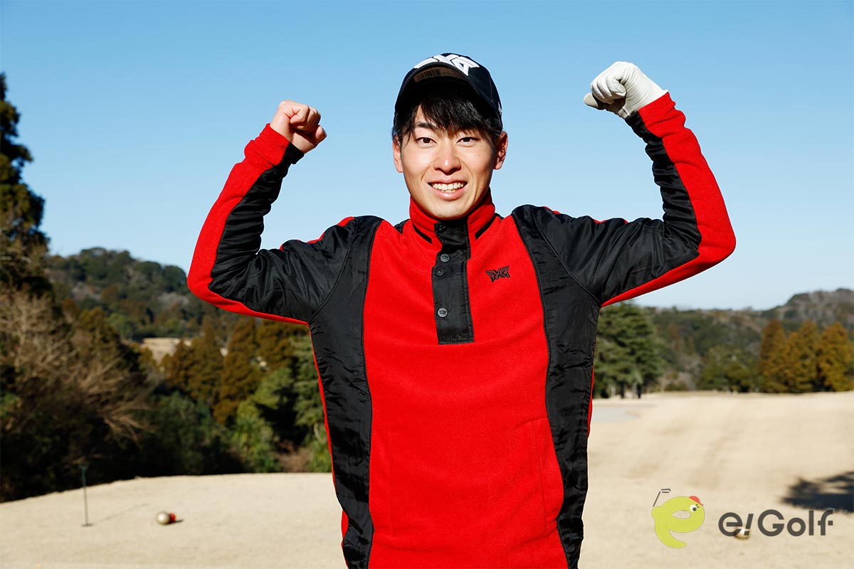 1人目のテスターは20代の大塚塁さん。ゴルフ歴3年半で、平均飛距離230ヤード。遅めのヘッドスピードをカバーしてくれるクラブがないか気になっているようです　写真：田辺直喜