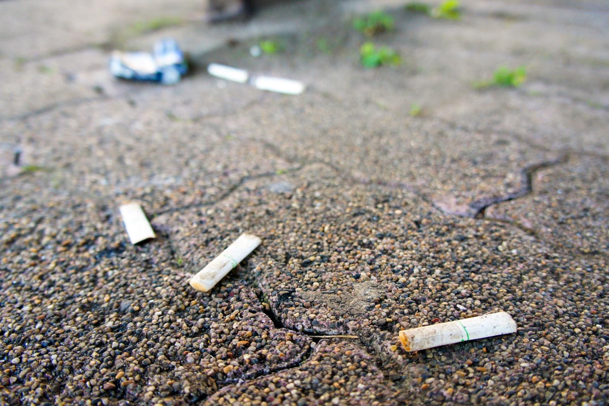 ポイ捨ての“先輩”がいると、マナー違反への心理的ハードルが下がってしまいがち　写真：AC