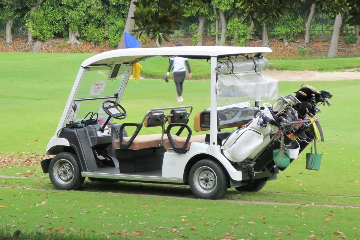 ある程度ベテランのゴルファーなら一度は経験したことがある自走式状況カートの爆発音　写真:AC