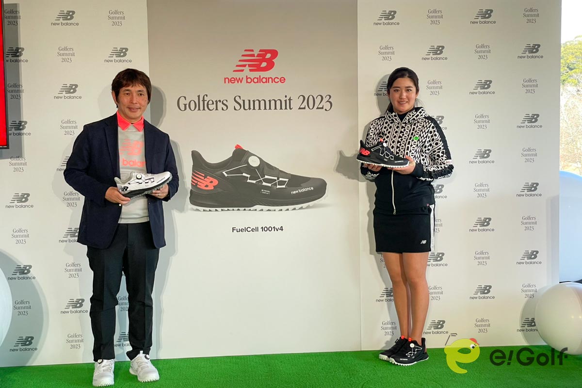 新作ゴルフシューズ「1001v4」を手にする稲見萌寧とニューバランスジャパン・マーケティングディレクターの鈴木健氏