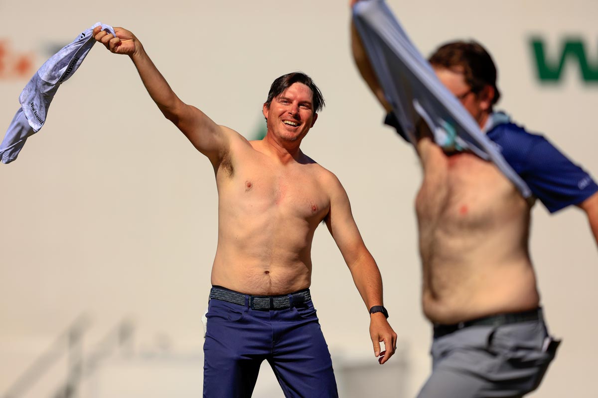 昨年大会で脱いだシャツを振って観客を煽るジョエル・ダーメン（左）とシャツをたくし上げるハリー・ヒッグス　写真：Getty Images