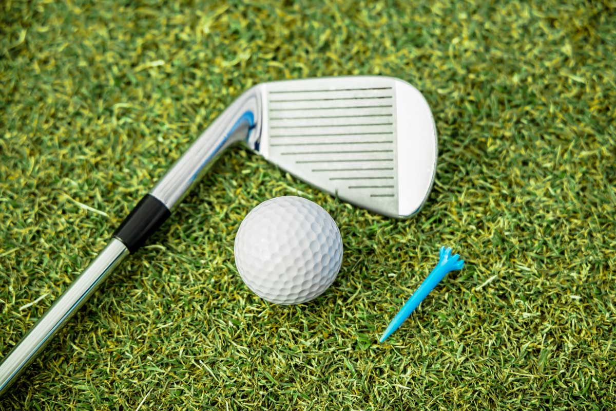 球が当たりそうなクラブを拾い上げても、球の動きに影響を与えたことになるの？　写真：PIXTA